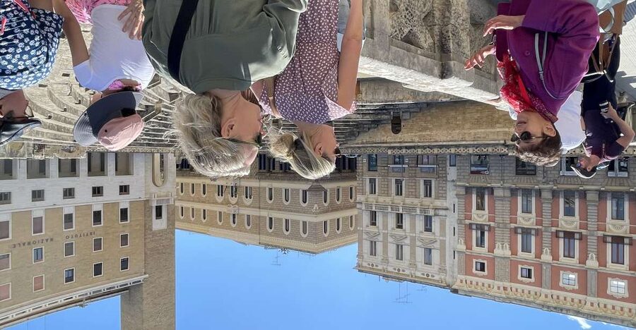 Lecce: Street Food Tasting and Sightseeing Tour - A closed square at Piazza Duomo