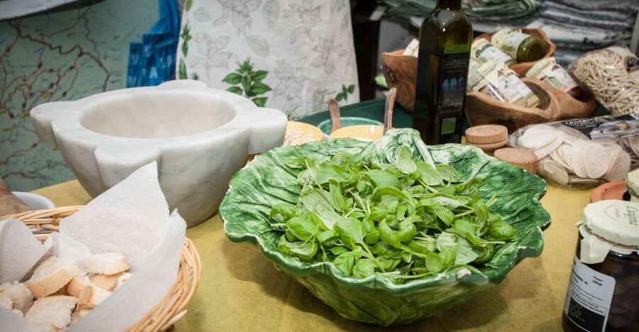 Levanto: Pesto-Making Class - The opening tasting: sparkling wine and olive oil