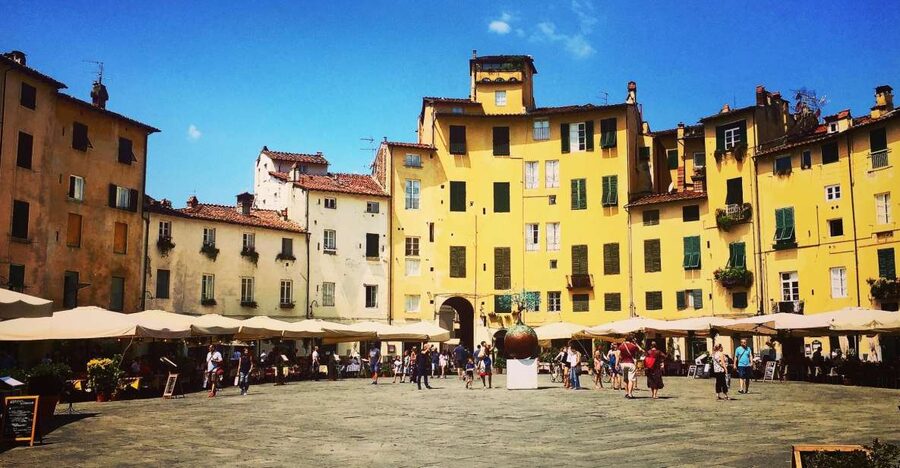 Lucca: 2-Hour City Center Walking Tour - The bilingual guide format and group experience