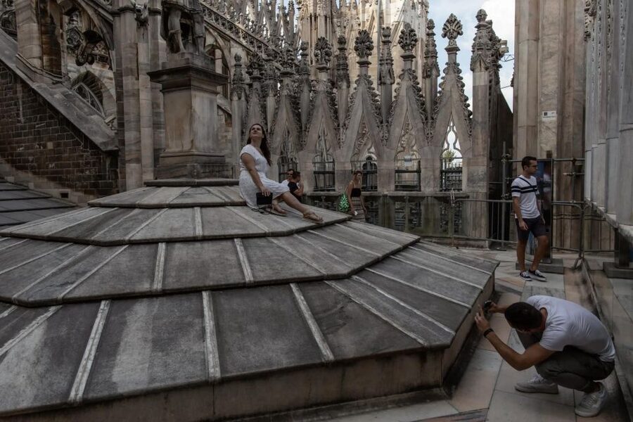 Milan: Cathedral and Terraces Guided Tour with Tickets - Arriving at Piazza del Duomo