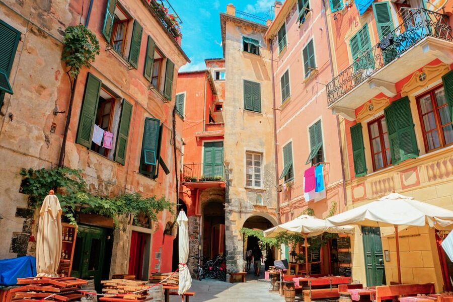 Milan: Cinque Terre Full-Day Guided Trip With Cruise - The train to Sestri Levante and the ride home