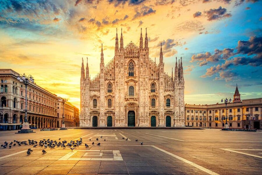 Milan Duomo Cathedral and Rooftop Terrace Guided Tour - Meeting your guide in Piazza del Duomo