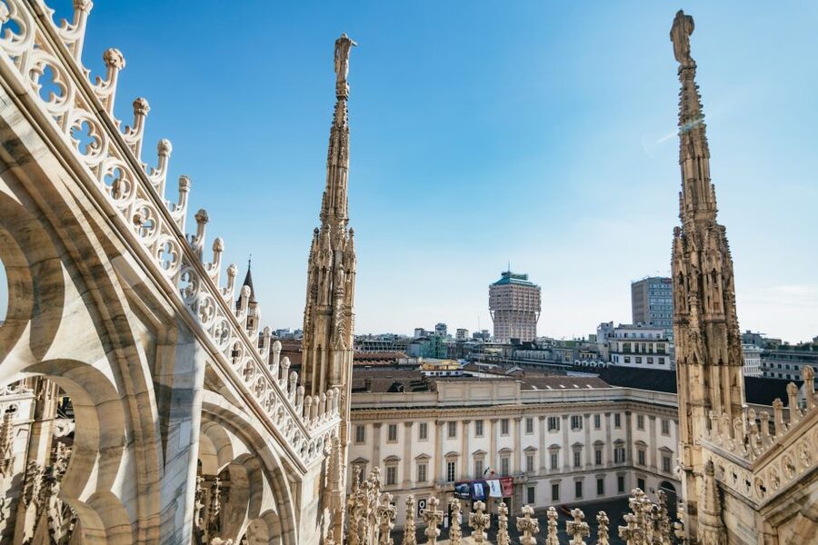 Milan: Duomo Rooftop and Cathedral Guided Tour with Tickets - Meeting your guide in Piazza del Duomo