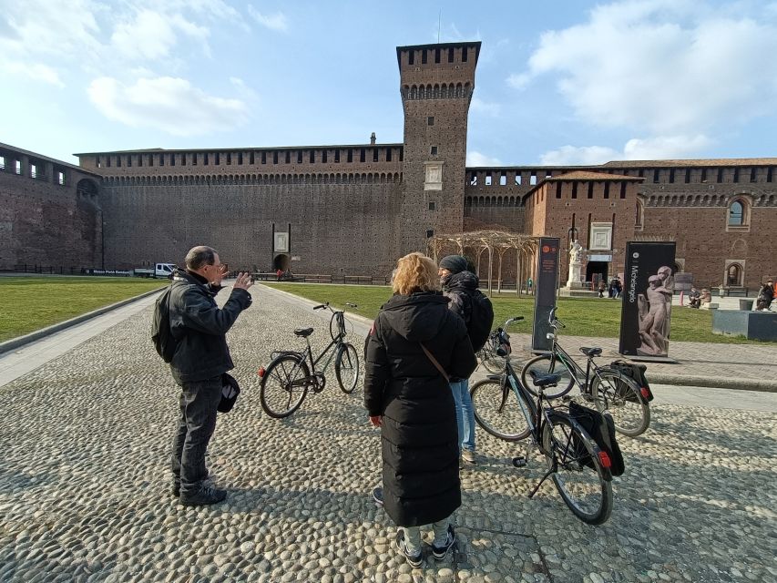 Milan: Guided Bike Tour - Piazza Affari and L.O.V.E.