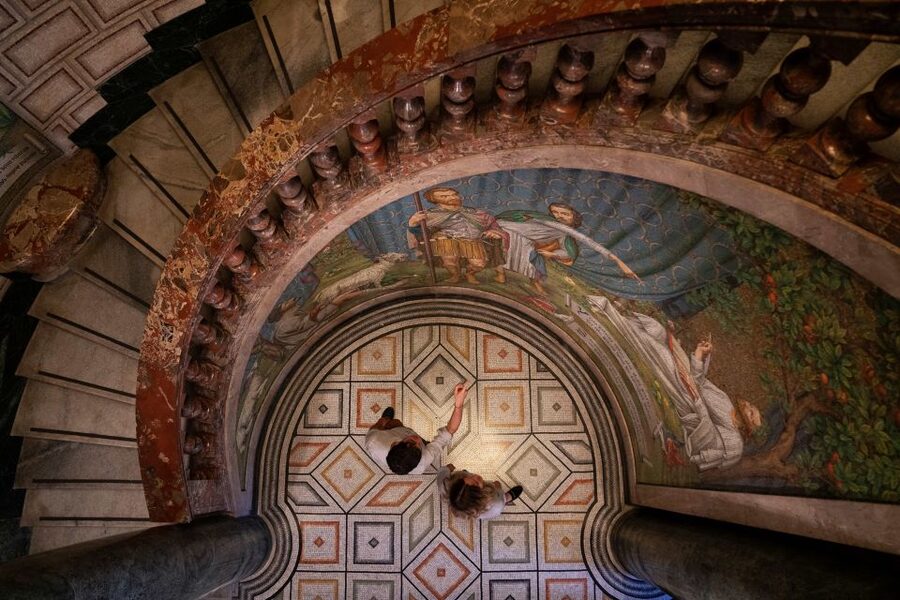 Milan: Pinacoteca Ambrosiana and San Sepolcro Crypt Ticket - The library reading room and Codex Atlanticus