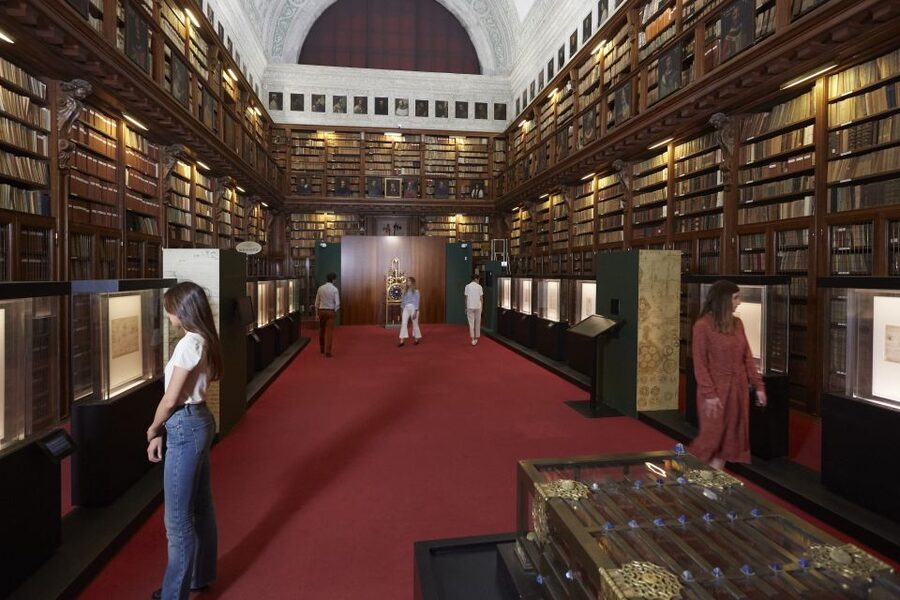Milan: Pinacoteca Ambrosiana & da Vinci Codex Exhibition - Choosing the audio guide for €4