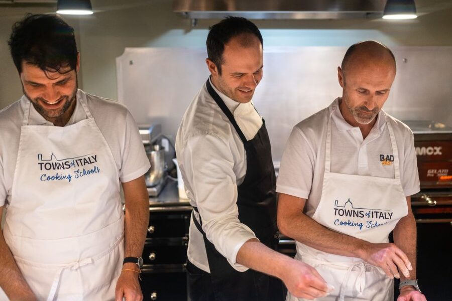 Milan: Pizza or Pasta and Gelato-Making Class with Wine - Timing, language, and practical planning