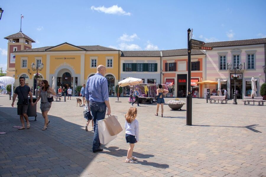 Milan: Serravalle Designer Outlet Roundtrip Bus Transfer - Practical details that affect your decision