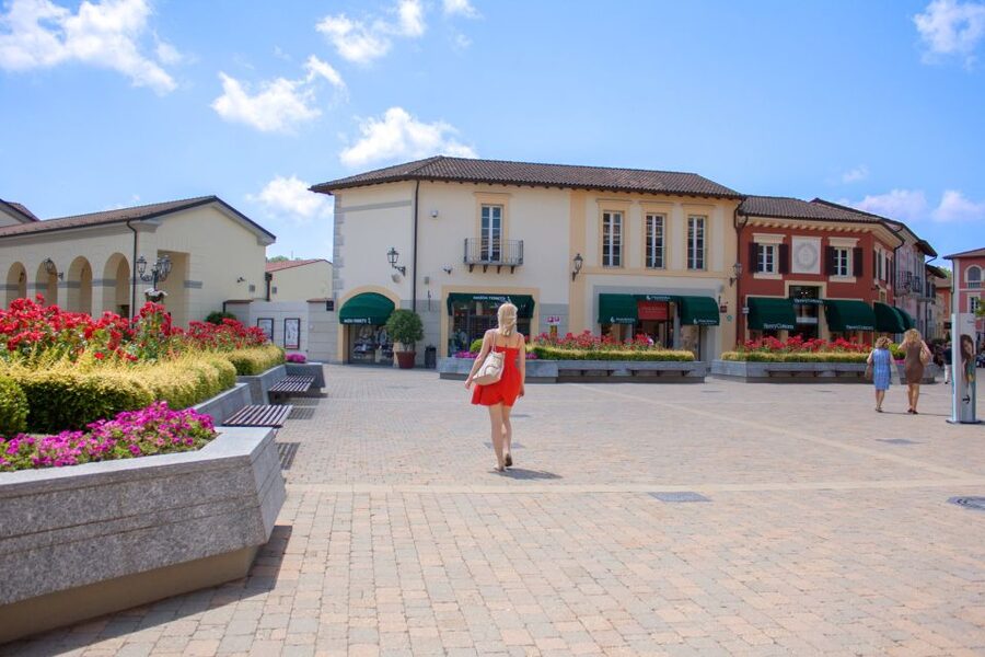 Milan: Serravalle Designer Outlet Roundtrip Bus Transfer - Arriving at Europe’s largest outlet mall