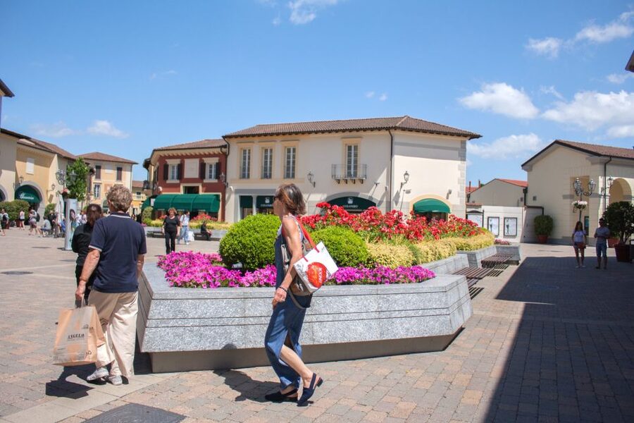 Milan: Serravalle Designer Outlet Roundtrip Bus Transfer - The return coach requires discipline