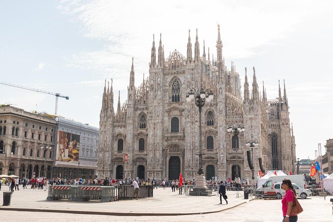 Milan Super Saver: Skip-the-Line Duomo and Rooftop Guided Tour - Meeting at Piazza del Duomo