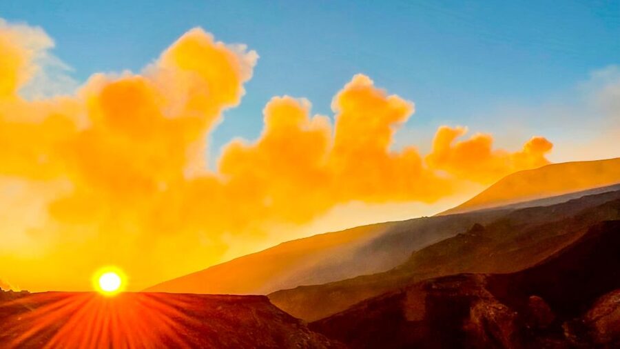Mount Etna: Trek to 3000m with cable car and jeep - The 2002 effusive vent and the descent