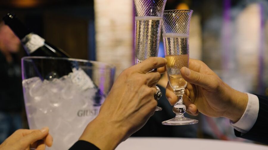 Murano: Glass Blowing Demonstration with Optional Drinks - Why this short Murano demonstration works