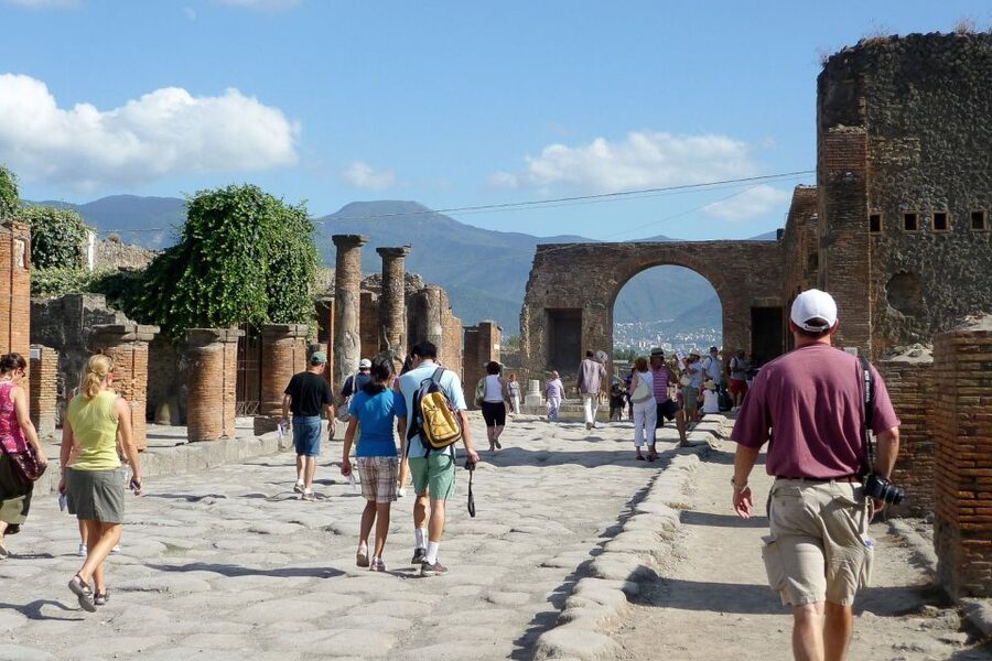 Naples: Day Trip to Pompeii and Capri - How the guides shape the day