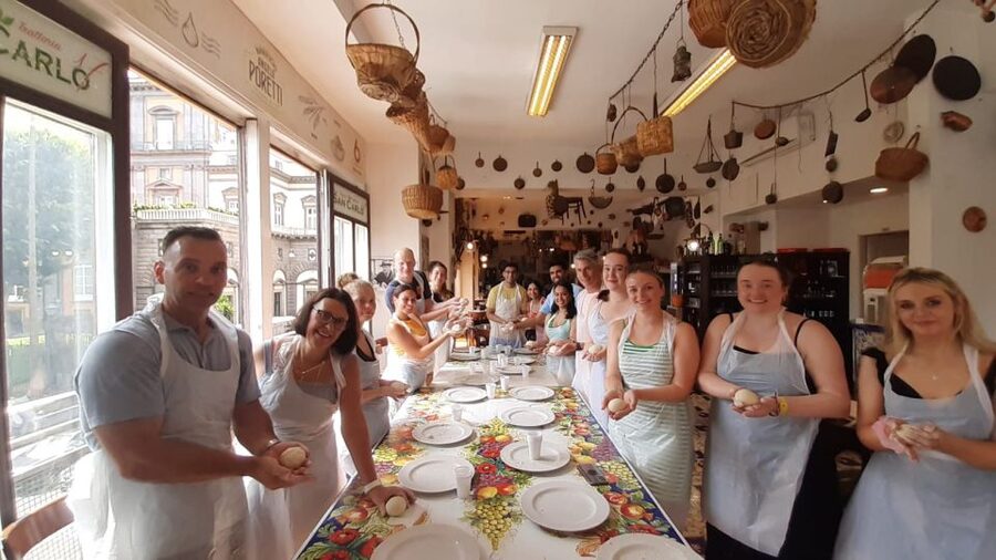 Naples: Neapolitan Pizza and Tiramisù Making Class - A pizza class in the heart of Naples