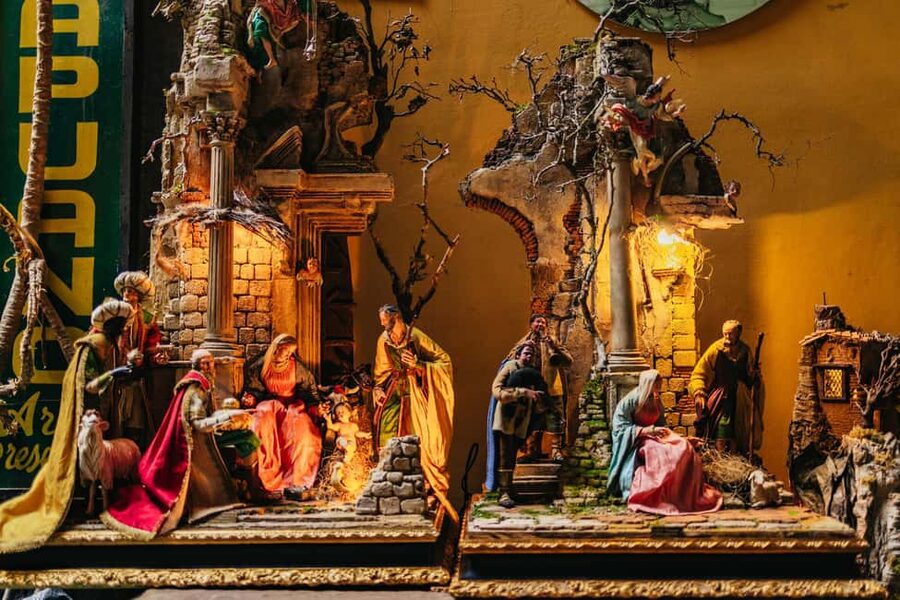 Naples: Old Town Guided Walking Tour - What the guides add to the experience
