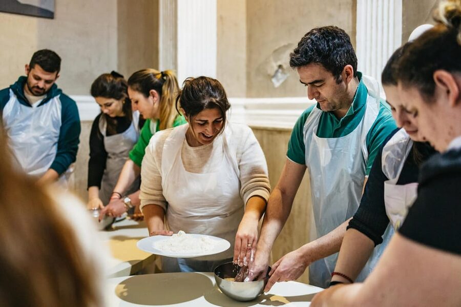 Naples: Pizza-Making Workshop with Drink and Appetizer - Key points at a glance