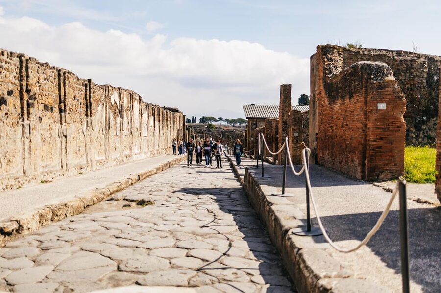 Naples: Pompeii and Mt. Vesuvius with Lunch and Wine Tasting - Pompeii with an archaeologist for two hours