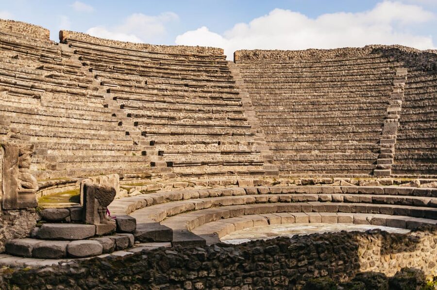 Naples: Pompeii and Mt. Vesuvius with Lunch and Wine Tasting - A vineyard lunch on the slopes of Vesuvius