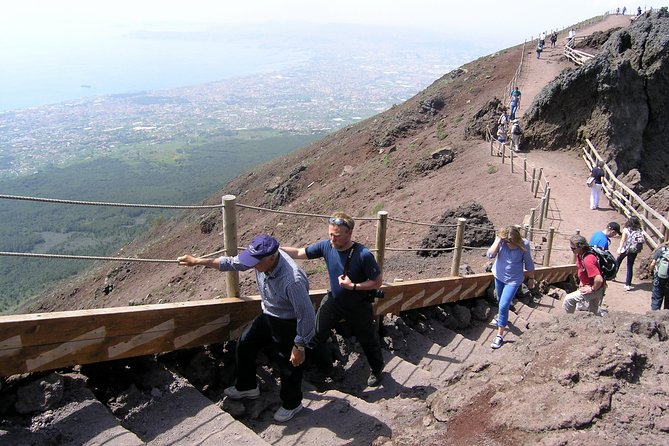 Naples: Pompeii & Mt Vesuvius All-Inclusive Small Group w/ Lunch - Guides, language, and group rhythm