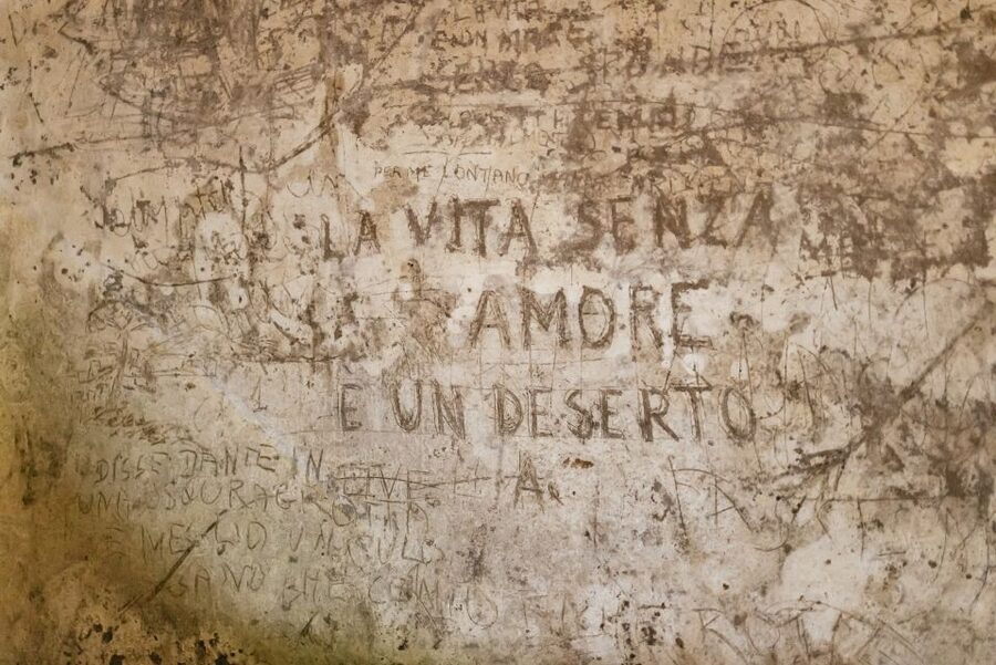 Naples: Spanish Quarters Underground Guided Tour - Why the guides matter so much
