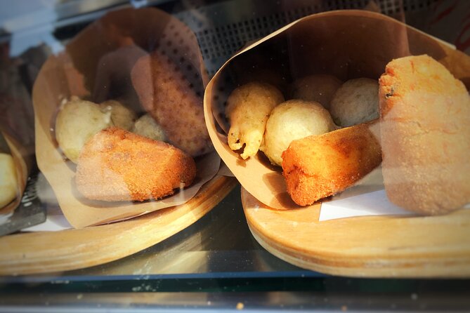 Naples' Ultimate Street Food Tour - Small Group by Do Eat Better - Ragù in the university district