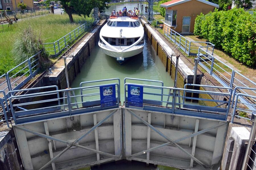 Padua to Venice Boat Cruise of the Brenta Riviera - Crossing the lagoon into Venice
