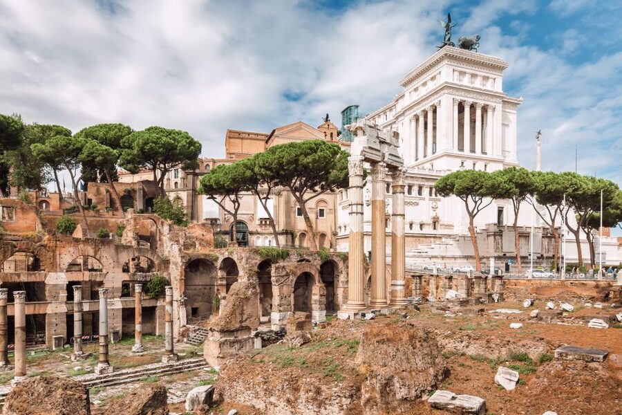 Palatine Hill and Roman Forum Tour with Fast-Track Entrance - Temple of Julius Caesar and the politics of memory