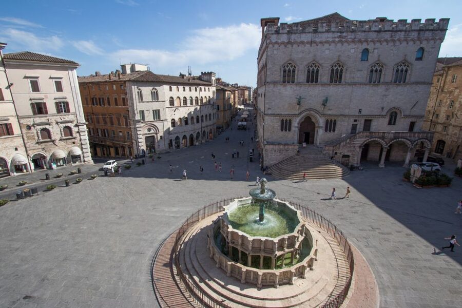 Perugia: Old Town Walking Tour, Piazza IV Novembre - Stories of Romans, popes, and medieval rulers