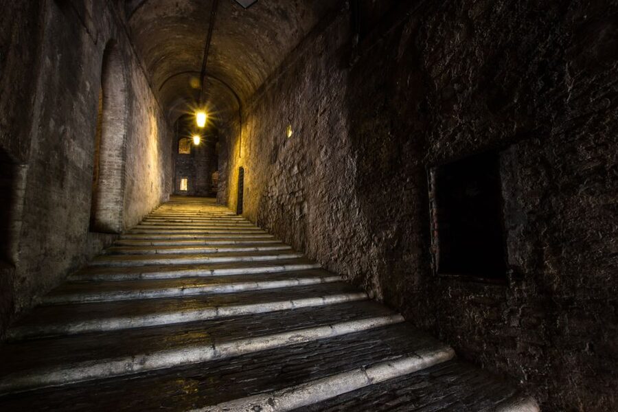 Perugia: Old Town Walking Tour, Piazza IV Novembre - Piazza IV Novembre and the Fontana Maggiore
