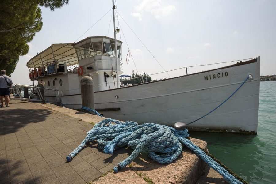 Peschiera: Half-Day Lake Garda Cruise with Lunch - Islands, bays, and the Manerba shore