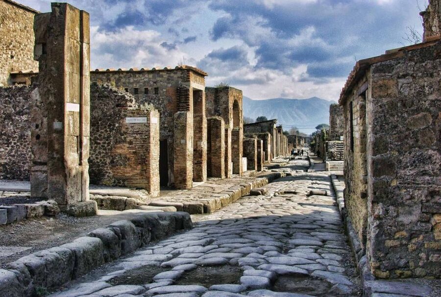 Pompeii: Day Tour of Pompeii and Vesuvius with Bus Transfer - Finding the meeting point at Pompeii Scavi