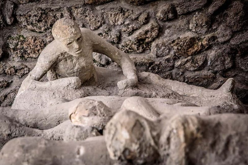 Pompeii: Exclusive Tour with Archaeologist and Entry Tickets - Temples of Jupiter and Apollo, religion in plain sight