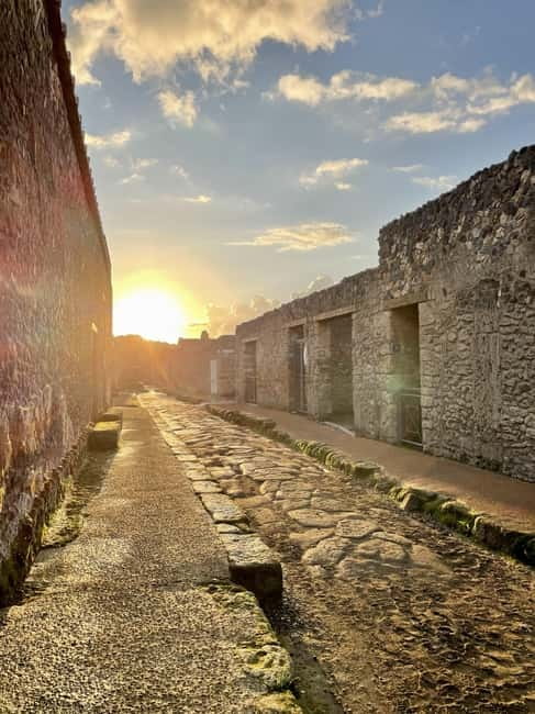 Pompeii: Exclusive Tour with Archaeologist and Entry Tickets - Thermopolium, bakery, and the city’s ordinary meals