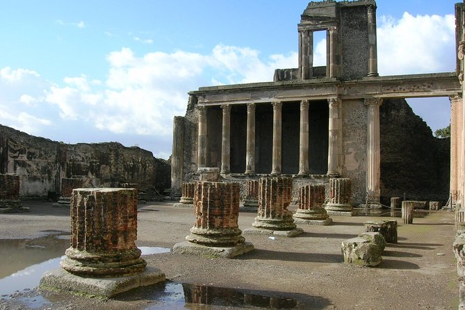 Pompeii Guided Group Tour with Entry Ticket and Archaeologist - Forum Baths and Roman Comfort