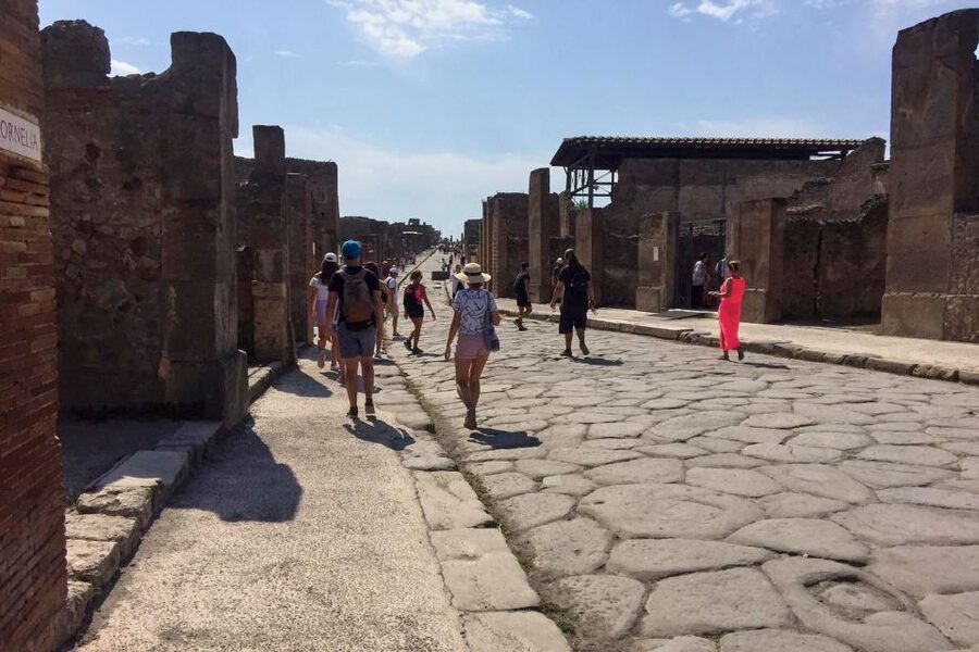 Pompeii: Guided Walking Tour with Entrance Ticket - Finding the group at Hotel Vittoria