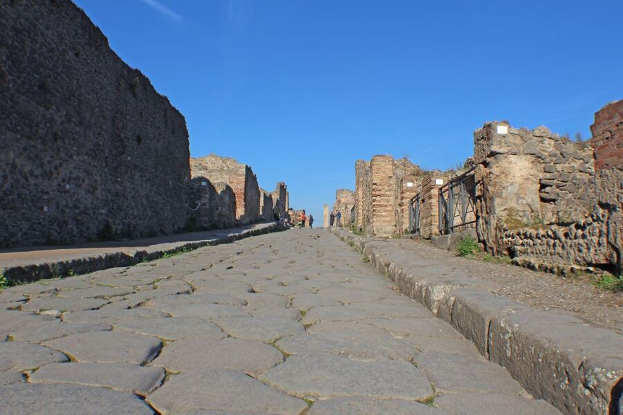 Pompeii: Skip-the-Line Tickets and Tour with Archaeologist - Bakeries, shops, and the practical city