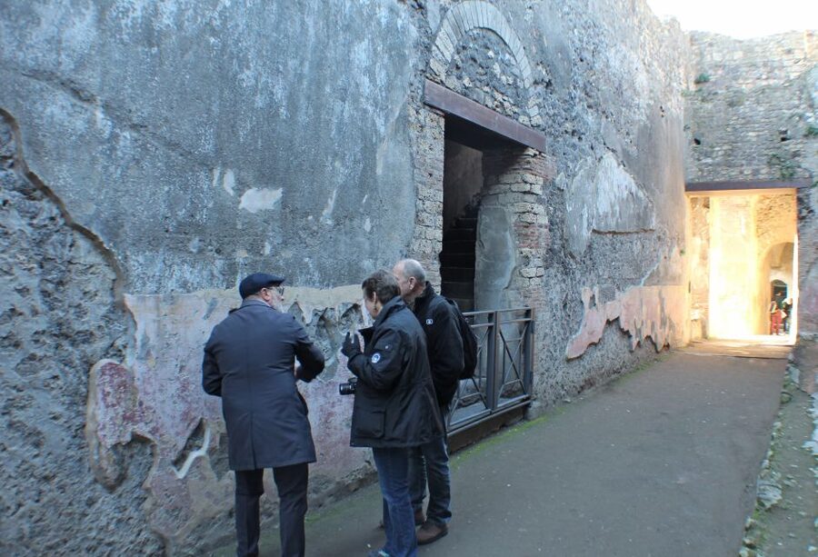 Pompeii: Skip-the-Line Tickets and Tour with Archaeologist - What two hours can and cannot do