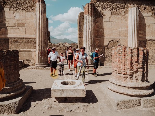 Pompeii: Small Group Tour with an Archaeologist - Baths, bakeries, and the House of Menander