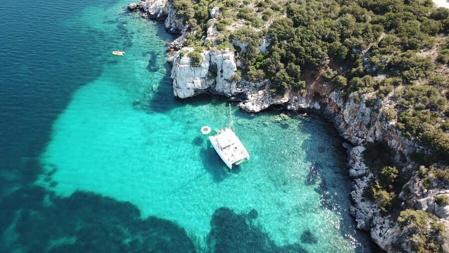 Porto Conte: Half-day catamaran tour with aperitif - Sailing from Marina di Porto Conte