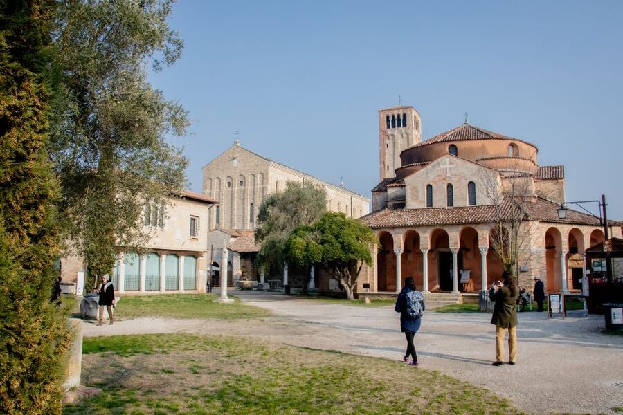 Punta Sabbioni: Murano, Burano & Torcello Guided Boat Tour - Burano: two hours among bright houses