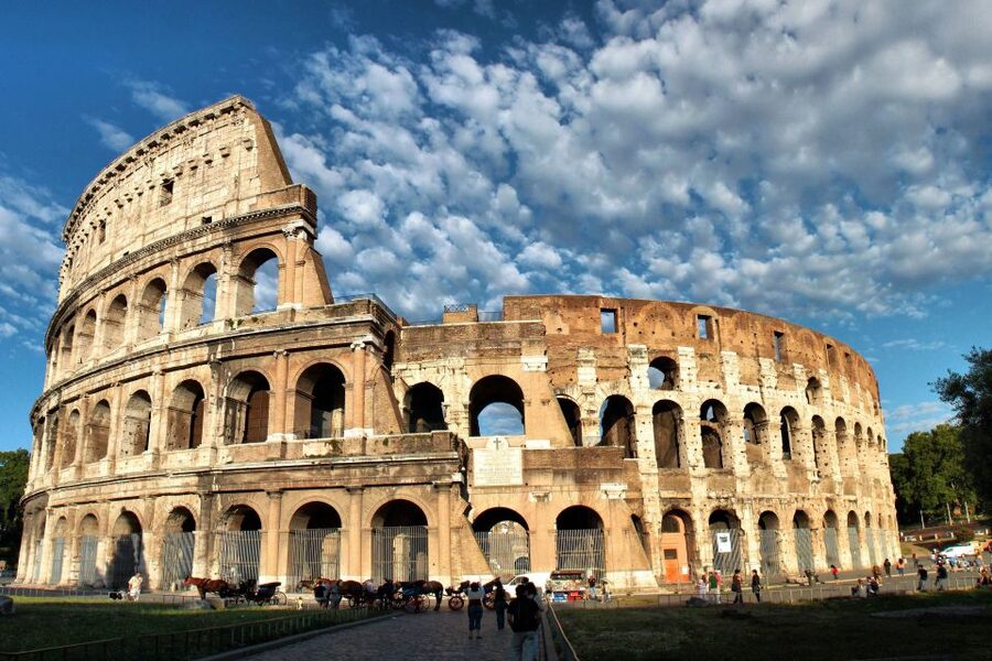 Rome: Ancient History and Colosseum Underground Tour - What happens when you meet the guide
