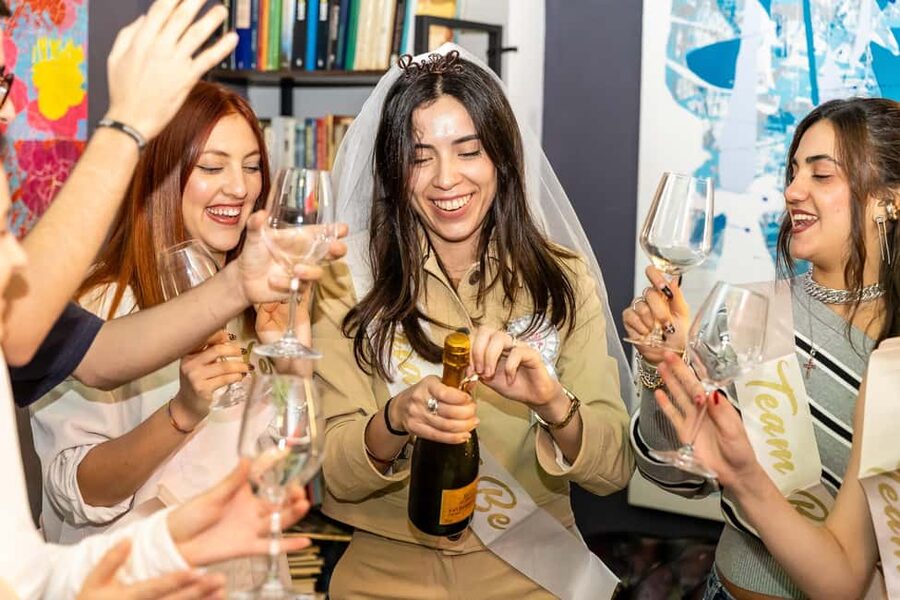 Rome: Bar Crawl with Local Guide & Drinks - Guides who make the group work
