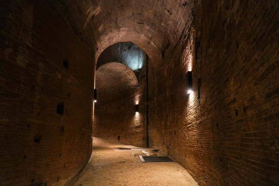 Rome: Castel Sant'Angelo Skip-the-Line Entry Ticket - Meeting the Crown Tours host and entering the castle