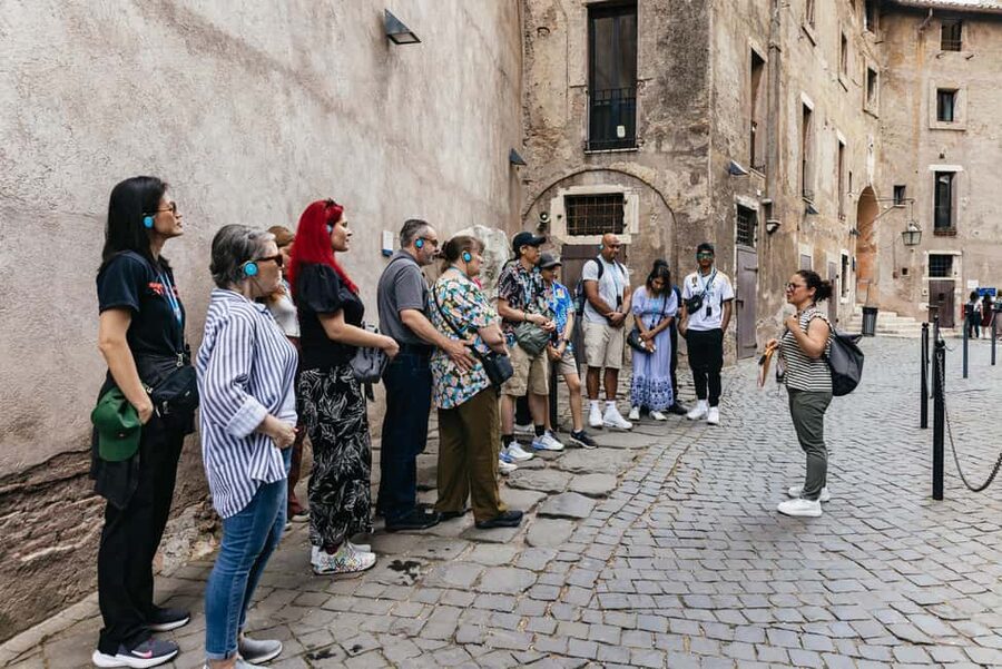 Rome: Castel Sant'Angelo Skip-the-Line Guided Tour - Historic prisons and the darker side of the castle