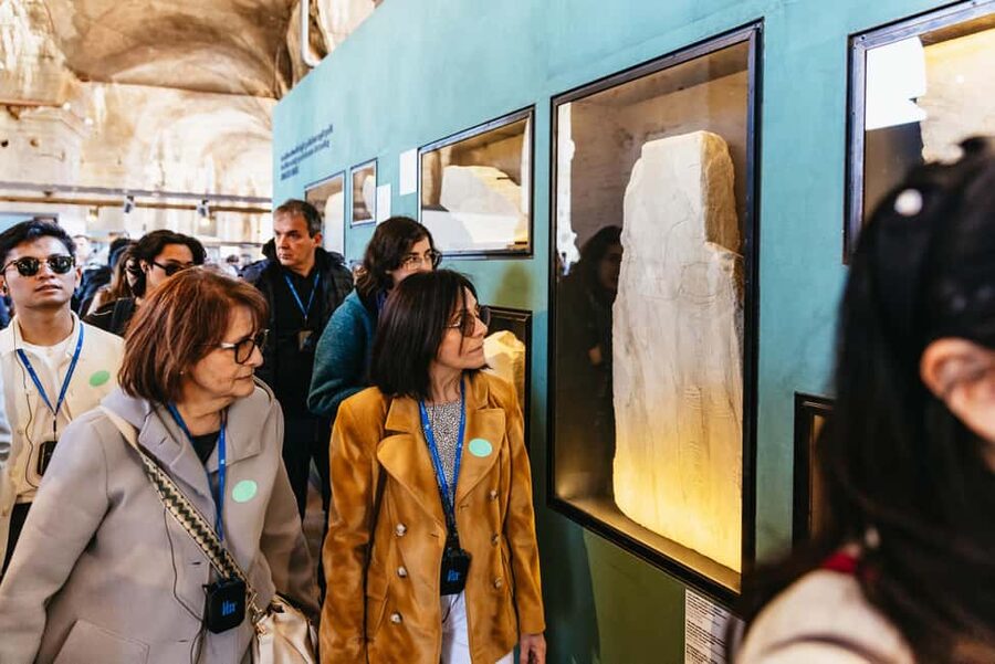 Rome: Colosseum, Forum & Palatine Hill Tour & Optional Arena - Why the guide and headset matter