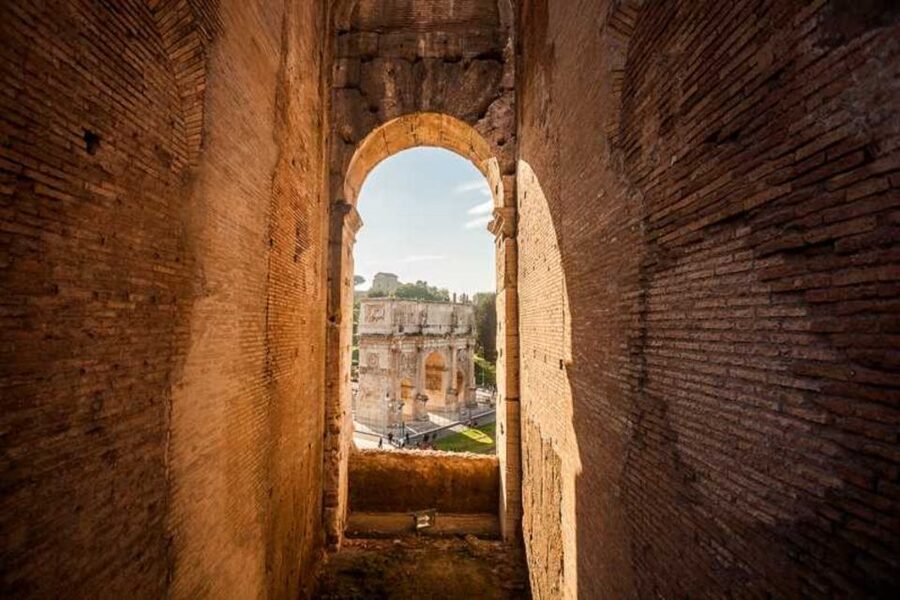 Rome: Colosseum, Palatine & Roman Forum Tour w/Entry Ticket - Why the Colosseum works best with a guide