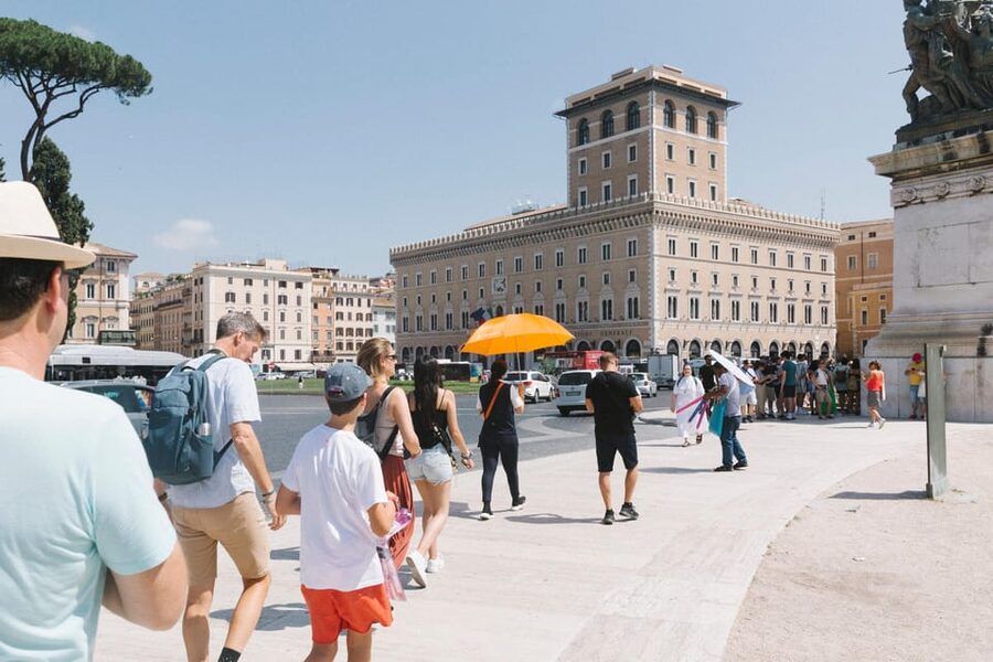 Rome: Colosseum, Roman Forum, Palatine with Multimedia Video - The English city walk covers Rome’s famous center