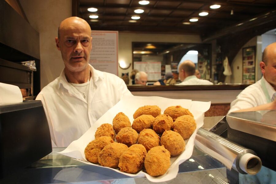 Rome: Food Tour and Wine Tasting in a Traditional Trattoria - Dar Filettaro and the story behind fried baccalà
