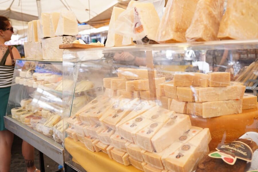 Rome: Guided City Food Tour by Vespa and Tastings - Campo de Fiori and the Roman market stop